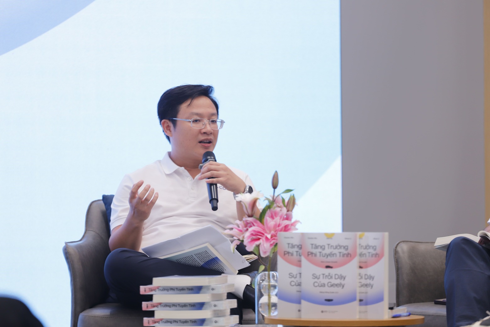3. Ong Hoang Anh Tuan Quyen Tong giam doc Tasco Auto chia se tai su kien ra mat sach 3 3. Ong Hoang Anh Tuan Quyen Tong giam doc Tasco Auto chia se tai su kien ra mat sach 3