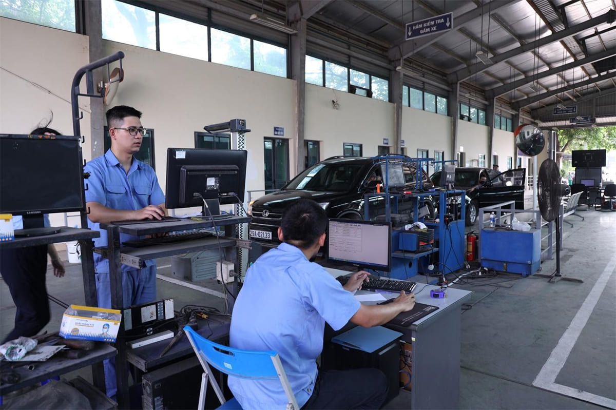 Lệ phí xe đăng kiểm cho xe 5 chỗ xe không kinh doanh là 290.000 đồng/lần